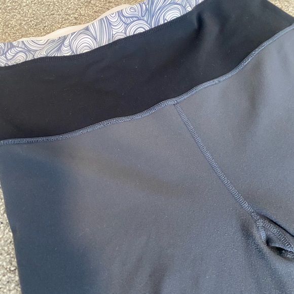 Lululemon Reversible Groove Crop Pants Pattern Wide Flare Leg Capri Yoga Size 4 - Picture 7 of 7